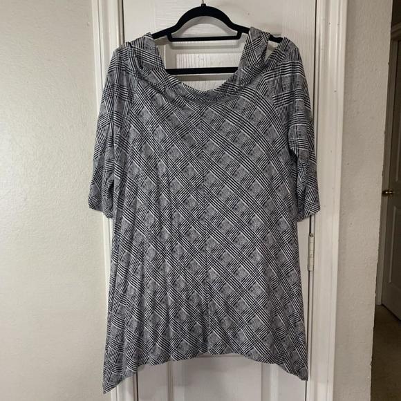 XL or 0X Catherine’s Black N Gray Checkered Stretchy Top Peekaboo Shoulders - Picture 6 of 6